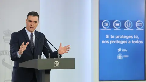 El presidente del Gobierno, Pedro S&aacute;nchez, interviene en una rueda de prensa tras la reuni&oacute;n del Consejo de Ministros en Moncloa, a 13 de abril de 2021, en Madrid (Espa&ntilde;a). 