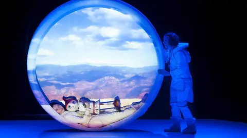 Archivo - Escena de la obra de teatro 'Igl&uacute;'