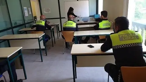 Charlas a la Polic&iacute;a Local de Castro Urdiales sobre la nueva ordenanza de residuos y limpieza