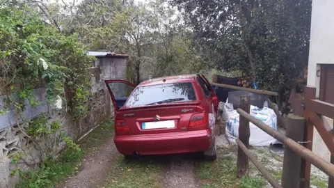 Archivo - Cercado y veh&iacute;culo entre los que ha quedado atrapado el hombre