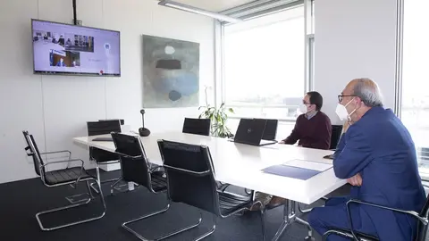 El consejero de Industria, Turismo, Innovaci&oacute;n, Transporte y Comercio de Cantabria, Francisco Javier L&oacute;pez Marcano, en videoconferencia con los consejeros de Industria de Galicia y Asturias.