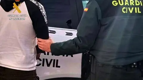 La Guardia Civil detiene a un hombre por robar a mano armada en un estanco de Santiago de Cartes