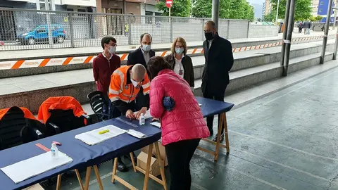 El alcalde, los concejales de Salud P&uacute;blica y Mayores y la presidenta de Amica asisten al reparto de mascarillas en La Llama