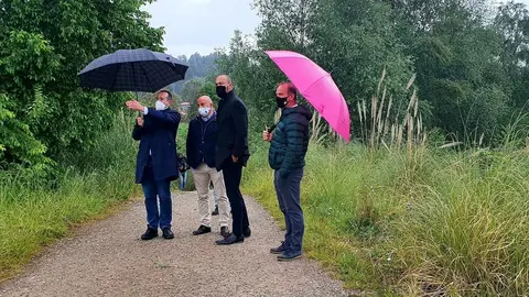 El director general de Urbanismo y Ordenaci&oacute;n del Territorio, Francisco G&oacute;mez Blanco, y los alcaldes de Torrelavega y Santillana del Mar, Javier L&oacute;pez Estrada y &Aacute;ngel Rodr&iacute;guez, visitan la zona de El Patatal