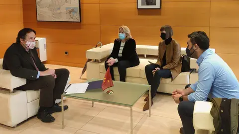 El consejero de Obras P&uacute;blicas, Ordenaci&oacute;n del Territorio y Urbanismo, Jos&eacute; Luis Gochicoa, se re&uacute;ne con los alcaldes de Entrambasaguas y Ribamont&aacute;n al Monte, Maria Jes&uacute;s Susinos y Joaqu&iacute;n Arco.