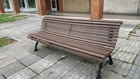 Primer banco con 'pl&aacute;stico de rechazo' instalado en Renedo