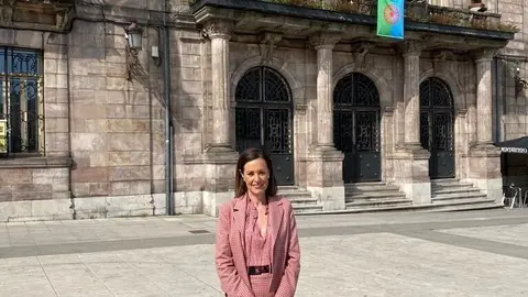 Marta Fern&aacute;ndez-Teijeiro junto al Palacio Municipal