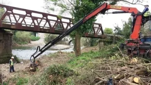 Trabajos de la CHC en el Miera, a la altura de Ag&uuml;ero (Marina de Cudeyo)