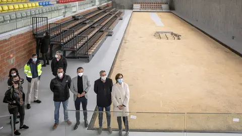 El vicepresidente y consejero de Universidades, Igualdad, Cultura y Deporte, Pablo Zuloaga, visita las obras realizadas en la bolera de Los Corrales de Buelna