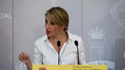 La vicepresidenta tercera del Gobierno y ministra de Trabajo y Econom&iacute;a Social, Yolanda D&iacute;az, interviene en una rueda de prensa, a 28 de abril de 2021, en la Sede del Ministerio, en Madrid, (Espa&ntilde;a). D&iacute;az participa en LXXIX Conferencia Sectorial de Empleo