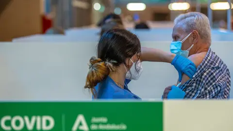 Una persona recibe la primera dosis de la vacuna contra el Covid-19, a 28 de abril de 2021, en el Estadio de la Cartuja, en Sevilla, (Espa&ntilde;a)