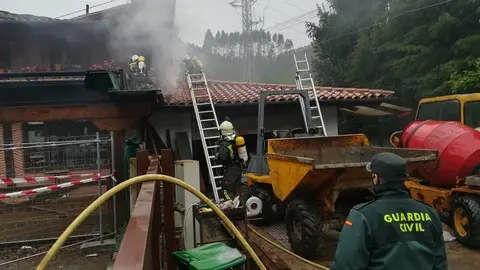 Extinci&oacute;n de un incendio en un garaje en Trece&ntilde;o
