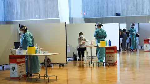 Dispositivo de vacunaci&oacute;n masiva frente al Covid-19, en el Palacio de Exposiciones y Congresos de Santander