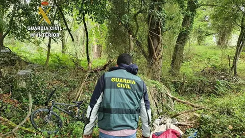 Un gente de la Guardia Civil en el operativo