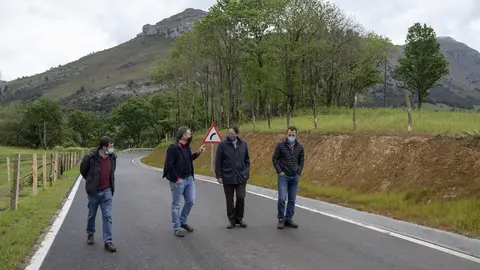 El consejero de Obras P&uacute;blicas, Ordenaci&oacute;n del Territorio y Urbanismo, Jos&eacute; Luis Gochicoa, inaugura la renovaci&oacute;n de la carretera entre Matienzo y Seldesuto.