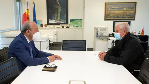 El consejero de Industria, Turismo, Innovaci&oacute;n, Transporte y Comercio, Javier L&oacute;pez Marcano, con el alcalde de Herrer&iacute;as, Francisco Linares.