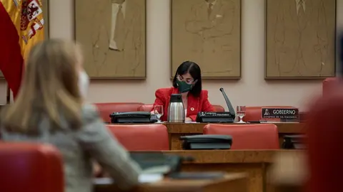La ministra de Sanidad, Carolina Darias, durante una sesi&oacute;n plenaria en el Congreso de los Diputados, a 29 de abril de 2021, en Madrid (Espa&ntilde;a). La titular de Sanidad comparece este jueves en la C&aacute;mara Baja para abordar las medidas adoptadas frente al COV