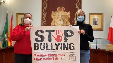 La alcaldesa de Castro Urdiales, Susana Herr&aacute;n (derecha) y la concejala de Educaci&oacute;n con una pancarta contra el bullying