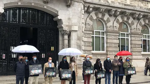Minuto de silencio en la Plaza del Ayuntamiento de Santander por la mujer asesinada en Tarragona