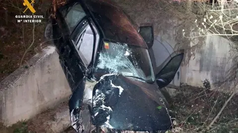 Un veh&iacute;culo se sale de la v&iacute;a y cae en un talud en Campoo de Enmedio