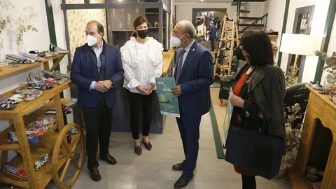 El consejero de Industria, Turismo, Innovaci&oacute;n, Transporte y Comercio, Javier L&oacute;pez Marcano, asiste al acto de la puesta en marcha de la campa&ntilde;a 'M&aacute;s x menos' para incentivar el consumo en el comercio minorista.