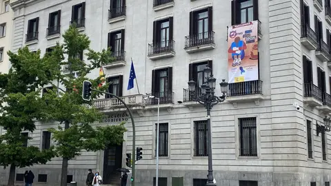 Pancarta contra el acoso escolar en la Delegaci&oacute;n del Gobierno en Cantabria