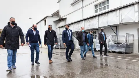 El vicepresidente de Cantabria y consejero de Universidades, Igualdad, Cultura y Deporte, Pablo Zuloaga (tercero por la izquierda), visita la empresa Textil Santanderina, en Cabez&oacute;n de la Sal