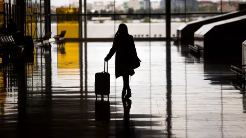 Una mujer con una maleta en el aeropuerto de Madrid - Barajas Adolfo Su&aacute;rez, a 21 de abril de 2021, en Madrid (Espa&ntilde;a). La titular del Juzgado de Instrucci&oacute;n n&uacute;mero 15 de Madrid ha incoado diligencias previas contra el expresidente en funciones de la Soci