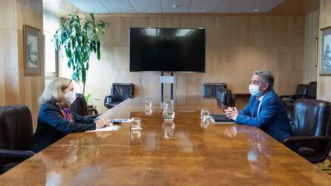 El presidente de Cantabria, Miguel &Aacute;ngel Revilla, se re&uacute;ne con la vicepresidenta segunda y ministra de Asuntos Econ&oacute;micos y Transformaci&oacute;n Digital, Nadia Calvi&ntilde;o.