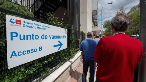Varias personas esperan para recibir la vacuna contra el Covid-19, a 27 de abril de 2021, en el Hospital Gregorio Mara&ntilde;&oacute;n, Madrid, (Espa&ntilde;a). A este centro hospitalario, que lleva desde el pasado 10 de abril inoculando la vacuna de Pfizer contra el Covid-1