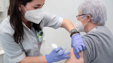 Pacientes de muy alto riesgo de Navarra reciben la vacuna RNA en el Servicio de Oncolog&iacute;a del CHN