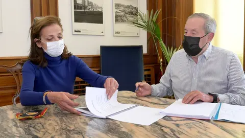 Carmen Ruiz firma un convenio con Hermandad Virgen del Mar