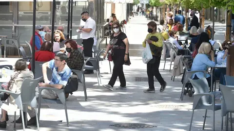 Varias personas en la terraza de un bar, a 27 de abril de 2021