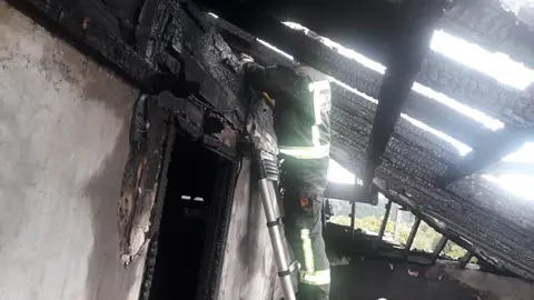 Bomberos sofocan incendio de una vivienda en Villaescusa