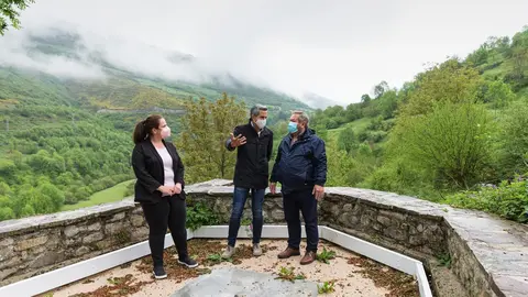 El vicepresidente y consejero de Universidades, Igualdad, Cultura y Deporte, Pablo Zuloaga, visita la bolera de Tudanca