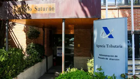 Exterior de una oficina de la Agencia Tributaria el d&iacute;a en el que arranca la Campa&ntilde;a de la Renta 2020.