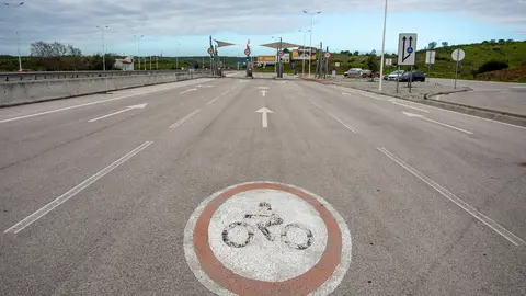 Archivo - Puesto de peaje fronterizo en Portugal