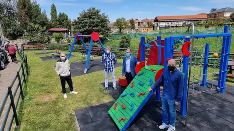 El responsable de Parques y Jardines de Torrelavega, Jos&eacute; Luis Urraca, y el presidente de la Junta Vecinal de Vi&eacute;rnoles, Eduardo Trueba, visitan la restauraci&oacute;n del parque infantil de Vi&eacute;rnoles