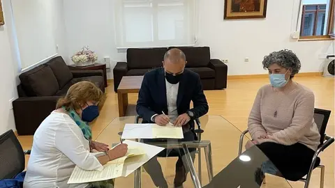 El alcalde de Torrelavega, Javier L&oacute;pez Estrada, la presidenta de AMAT, Carmen Ter&aacute;n, y la concejala de Bienestar Social, Laura Romano, en la firma del convenio