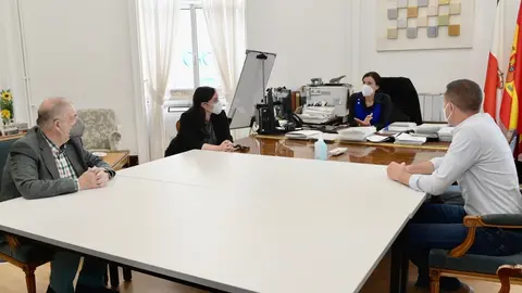 La alcaldesa de Santander, Gema Igual, y Francisco Javier Mu&ntilde;iz, director de Decroly