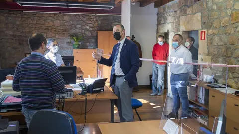 El consejero de Desarrollo Rural, Ganader&iacute;a, Pesca, Alimentaci&oacute;n y Medio Ambiente, Guillermo Blanco, visita la Oficina Comarcal Agraria de Cabez&oacute;n de la Sal