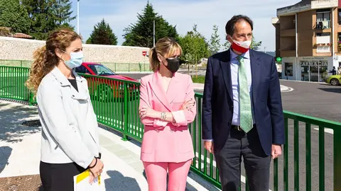 Qui&ntilde;ones, Samperio y Gochicoa en la inauguraci&oacute;n de la rotonda de Renedo