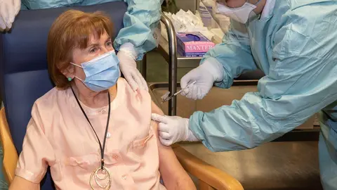 Archivo - Vacunaci&oacute;n en una residencia