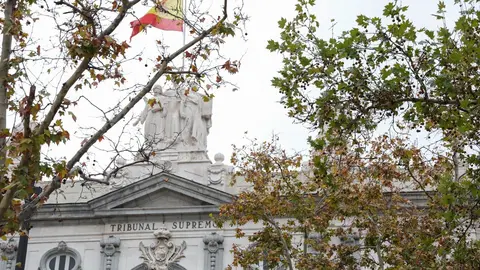 Archivo - Bandera espa&ntilde;ola en lo alto del edificio del Tribunal Supremo, en Madrid a 29 de noviembre de 2019.