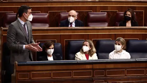 El presidente del Gobierno, Pedro S&aacute;nchez, interviene durante una sesi&oacute;n de control al Gobierno, a 14 de abril de 2021, en el Congreso de los Diputados, Madrid, (Espa&ntilde;a)