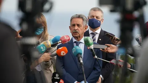 Archivo - El presidente de Cantabria, Miguel &Aacute;ngel Revilla, ofrece declaraciones a los medios de comunicaci&oacute;n tras su encuentro con el lehendakari, &Iacute;&ntilde;igo Urkullu en Muskiz, Vizcaya.