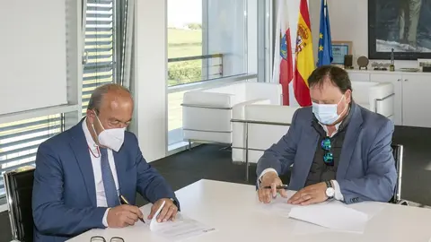 El consejero de Industria, Turismo, Innovaci&oacute;n, Transporte y Comercio, Javier L&oacute;pez Marcano, y el presidente de la Asociaci&oacute;n de Turismo Rural, Jes&uacute;s Blanco