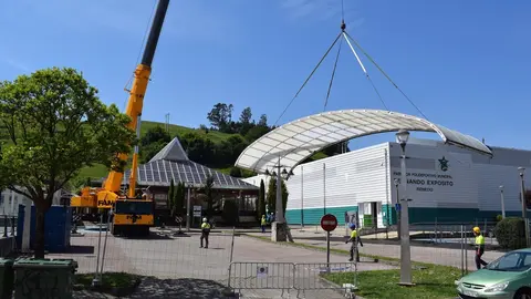 Inicio obras de remodelaci&oacute;n de la cubierta de la piscina de Renedo