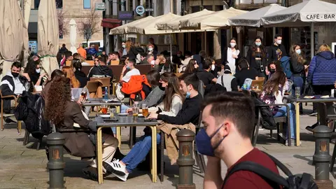 Archivo - Varias personas en la terraza de un restaurante durante el primer d&iacute;a de la apertura parcial de la hosteler&iacute;a en Santiago de Compostela.