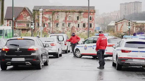 Archivo - Varios agentes de la Ertzaintza vigilan en un control el mismo d&iacute;a en el que entran en vigor nuestras restricciones debido a la crisis sanitaria del Covid-19, en Bilbao, Euskadi 